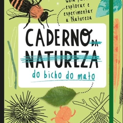 Capa de caderno verde com ilustrações de insetos e elementos naturais e texto