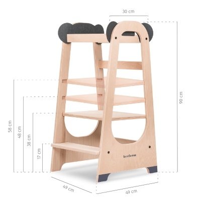 Escada de madeira clara com apoios pretos e várias prateleiras