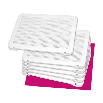 Seis tabuleiros brancos de plástico perfurado empilhados sobre fundo rosa