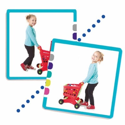 Carrinho de compras de brinquedo vermelho com criança ao lado