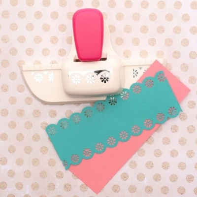 Furador de papel decorativo com pega rosa e papel azul e cor-de-rosa recortado