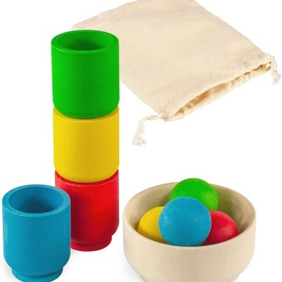 Conjunto de brinquedos de madeira com copos coloridos, bolas e saco de tecido.
