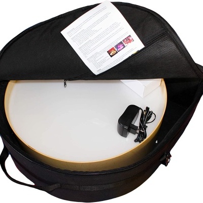 Bolsa preta aberta com superfície branca redonda, adaptador elétrico e manual