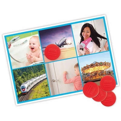 Colagem de várias fotos com selos vermelhos circulares para identificação