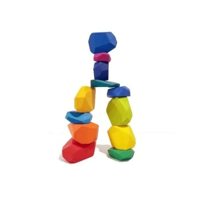 Brinquedo de blocos de madeira coloridos empilhados