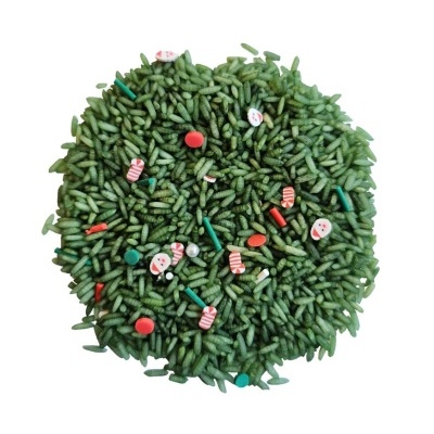 Grãos verdes com pequenos objetos coloridos num fundo branco