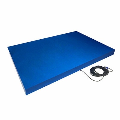Colchão azul com cabo preto enrolado ao lado