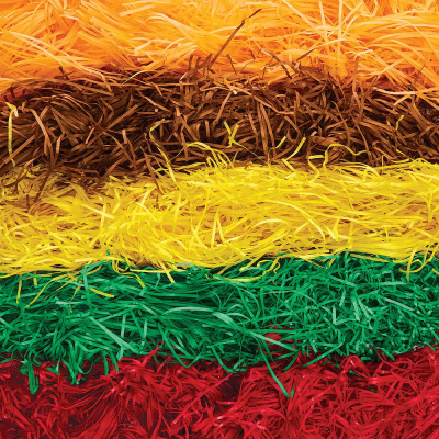 Fios finos enrolados em camadas coloridas laranja, castanho, amarelo, verde e vermelho