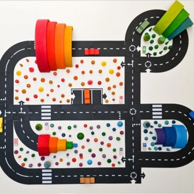 Tapete infantil com desenho de estrada e blocos de madeira coloridos