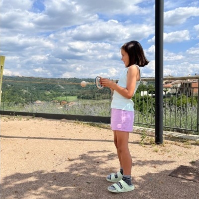 Criança a brincar com brinquedo de madeira ao ar livre