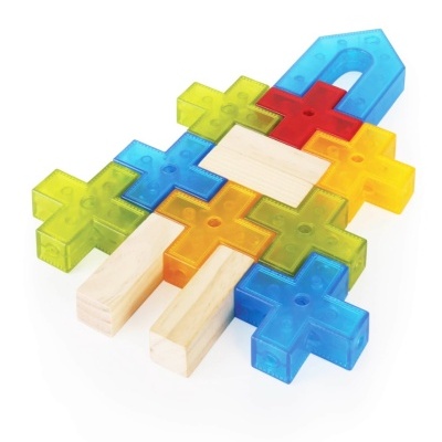 Peças de construção coloridas de plástico translúcido e madeira sobre fundo branco
