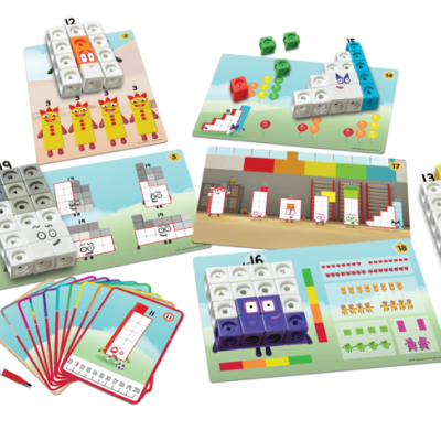 jogo educativo com placas coloridas, blocos plásticos de várias cores, dados, cartas de instruções e caneta vermelha