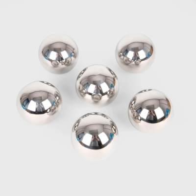 Seis esferas metálicas prateadas com superfície espelhada