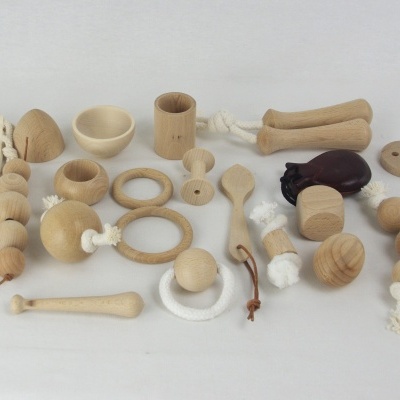Conjunto de brinquedos de madeira natural variados com sacola de pano
