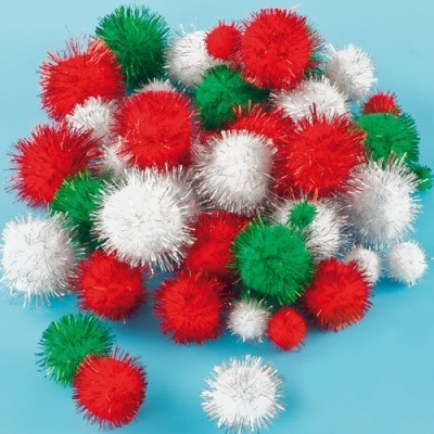 Pompons macios de cores vermelho, verde e branco sobre fundo azul