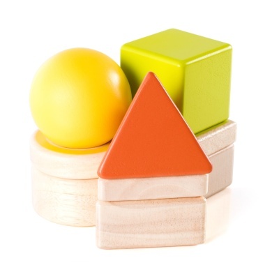 Blocos de madeira coloridos com formas geométricas