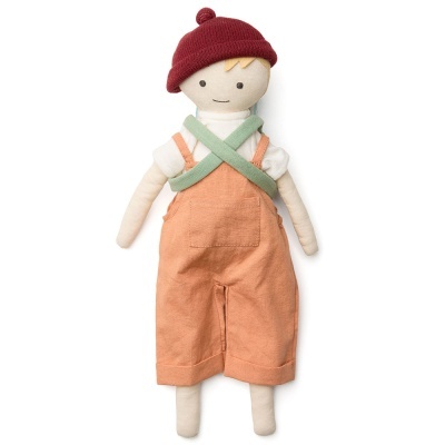 Boneco de pano vestido com jardineiras laranja, camiseta branca, alças verdes e chapéu vermelho