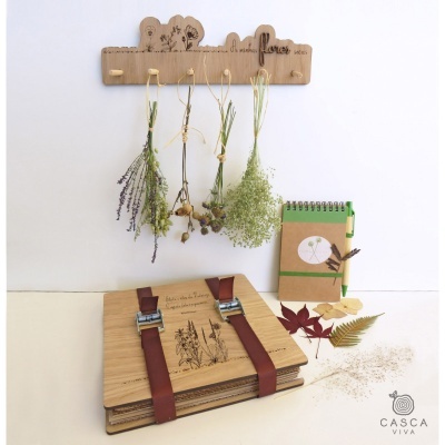 Conjunto decorativo de madeira com flores secas e bloco de notas