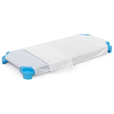 Cama infantil de campanha azul e branca sobre fundo branco