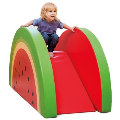 Escorrega infantil colorido com desenho de melancia e criança sentada em cima
