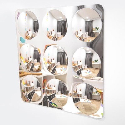 Espelho quadrado com nove espelhos redondos convexos refletem sala com cortinas cinzentas e mobília clara.