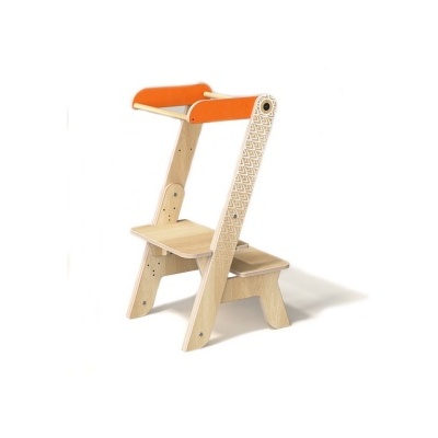 Cadeira para criança em madeira com encosto acolchoado laranja e letras estampadas na lateral