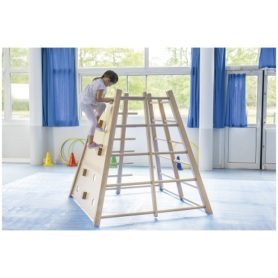 Estrutura de madeira clara para escalada infantil numa sala com chão almofadado azul