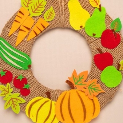 Guirlanda decorativa de juta com frutas e legumes de feltro coloridos