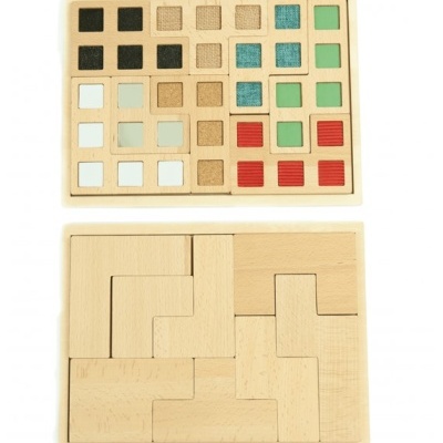 Dois tabuleiros de puzzle de madeira com peças coloridas e naturais sobre fundo branco