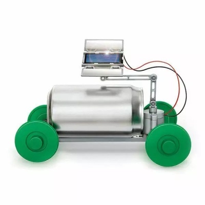 Carrinho metálico com rodas verdes e painel solar