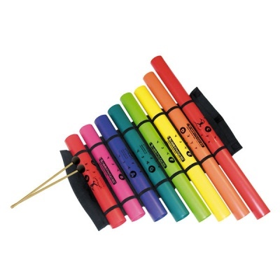 Sete tubos coloridos com duas baquetas e suporte preto