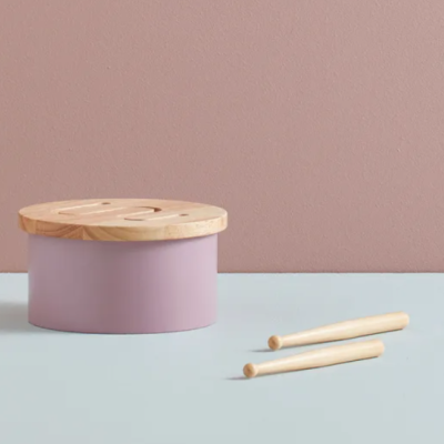 Tambor de brincar rosa com tampa de madeira e baquetas de madeira