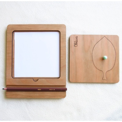 Jogo educativo de madeira com formas geométricas e lápis.