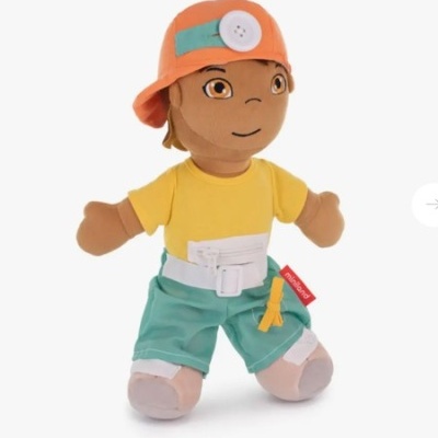 Boneco de pelúcia com roupa colorida e chapéu laranja