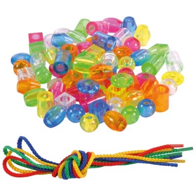 Conjunto de contas coloridas e cordões trançados coloridos.