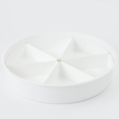 Prato redondo branco com cinco divisórias triangulares