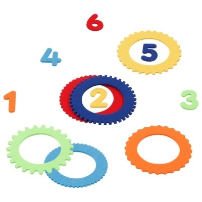 Engrenagens coloridas com números 1 a 6 em fundo branco