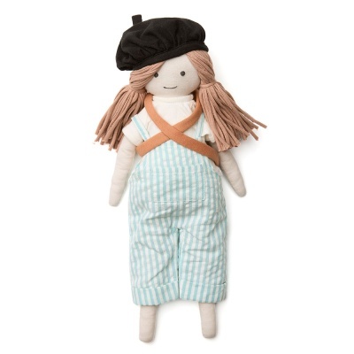 Boneca de pano com macacão azul riscado e boné preto