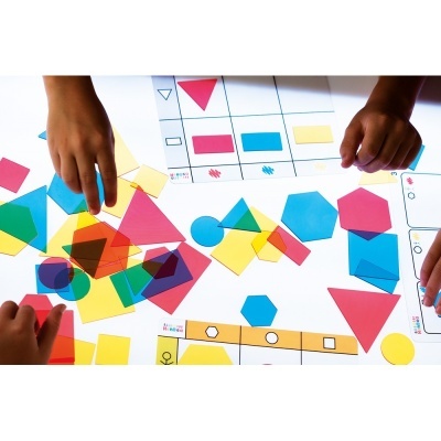 Peças geométricas coloridas translúcidas para atividades educativas