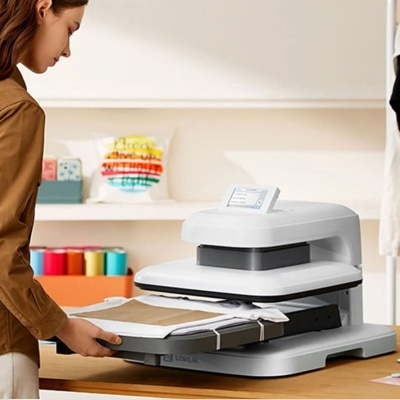 Prensa térmica branca com ecrã digital numa mesa com t-shirt e tecido