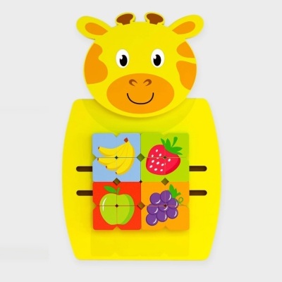 Brinquedo de madeira amarelo em forma de girafa com imagens de frutas coloridas