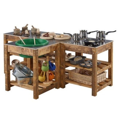 conjunto de móveis de madeira com utensílios de cozinha de brinquedo