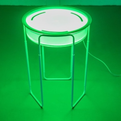 Mesa de apoio redonda branca iluminada em verde