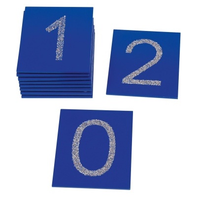 Cartões azuis com números prateados 0, 1 e 2