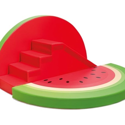 Plataforma de brincar para crianças em forma de melancia colorida