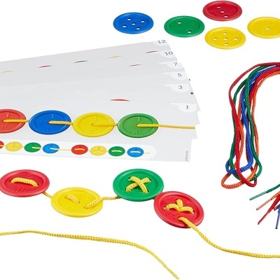 Conjunto educativo com botões coloridos e cordões