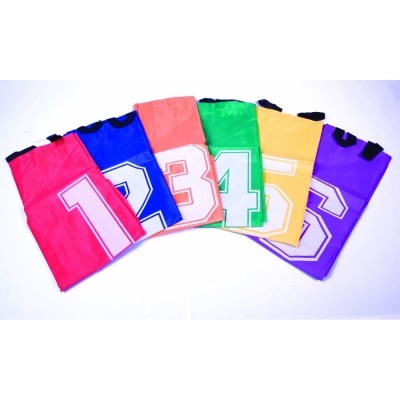 Seis camisolas coloridas e numeradas de 1 a 6