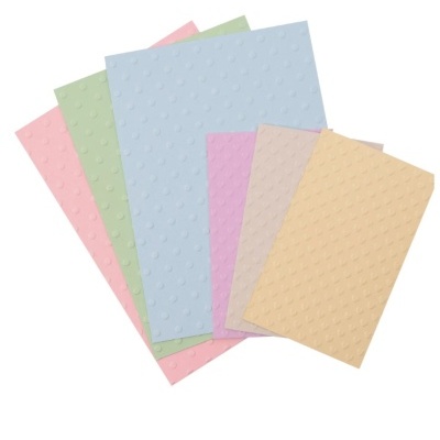 Folhas de papel colorido pastel com textura em relevo de pequenos pontos
