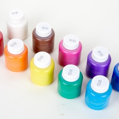 Frascos coloridos de tinta em fila sobre superfície branca