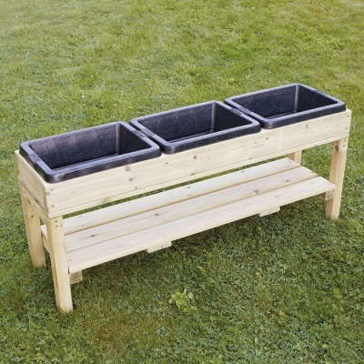 Suporte de jardim em madeira com três vasos pretos embutidos sobre relva